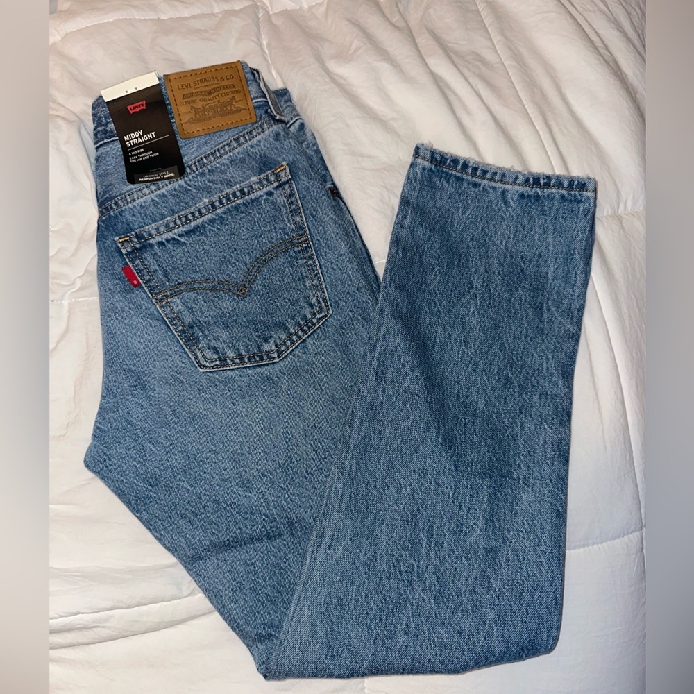 Levi’s, MIDDY STRAIGHT, mid rise. color blue. size 26x29.